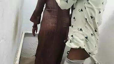 Bathroom Me Mutate Huye Bhabhi Boli Aaj To Muje Chod Dijiye Devar Ji