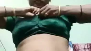 Indian MILF takes off her sex outfit to lay XXX parts open for fans