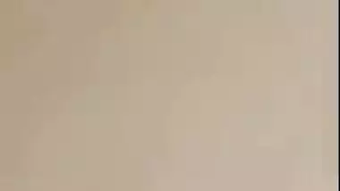 Nude desi lady records her bathroom MMS for her lover