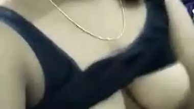 Desi female helps fans relax in a XXX way pulling her black top up