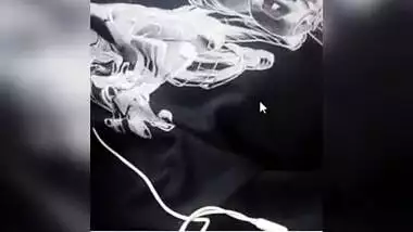 Paki girl pulls chudai T-shirt up allowing XXX girls to hang in sex clip