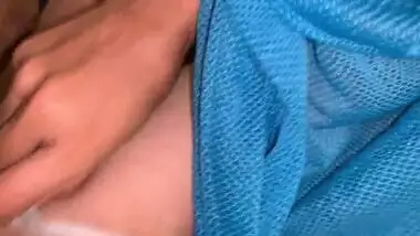 Desi housewife in blue sari invites man with condom for XXX fucking