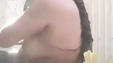 Neighbor aunty bathing with son entering viral MMS