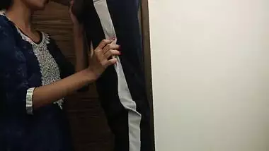 Indian Desi Bhabhi Seduces Electrician While He Is Repairing. Pussy Fuck Hard In Hindi Audio Repair Waale Ne Kiya