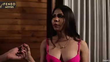 Hot Desi pornstar makes a guy happy having XXX session in movie