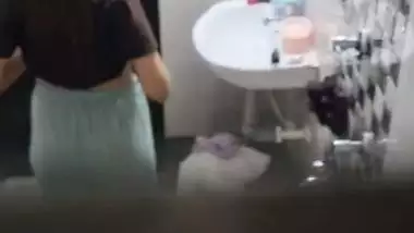 Neighbor girl boobs show before bathing viral MMS