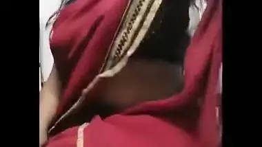Chesty Desi diva in sari shows natural XXX melons in solo sex clip