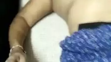 Inventive Desi aunty uses selfie stick while recording XXX masturbation