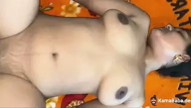 Bhabhi shaves pussy for neighbor’s dick in desi xxx MMS