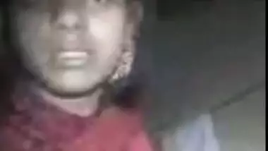 Desi girl exposes XXX body parts on camera for man making MMS video