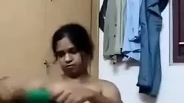 Adore watching this Tamil girl’s nude bald pussy and cum on seeing it!
