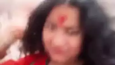 Plump amateur Desi wife in a red sari performs hot XXX striptease