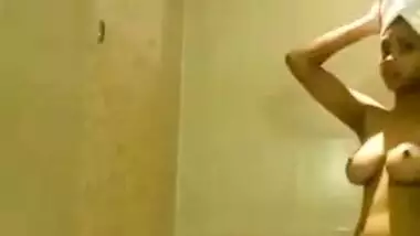 Slender Desi female takes her XXX clothes off for the sex video