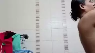 Busty MILF nude bath video making for secret lover