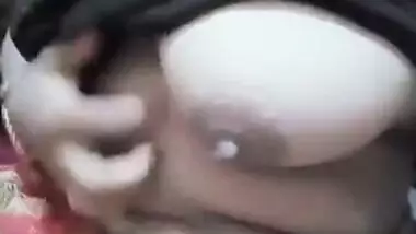 Desi woman thinks her sexy XXX watermelons deserve to be filmed