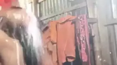 Seeing Desi chick in pink bra taking shower is the best sex surprise