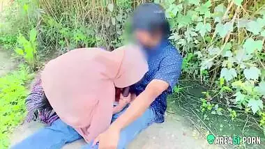 Very risky public fuck with very shy college desi girl caught on camera mms