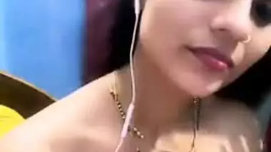 Curvy Desi Bhabhi takes various poses to make XXX fans see boobs well