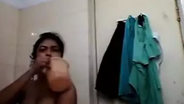 Desi whore goes to bathroom but takes camera to film her sexy body