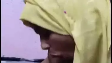 Hijabi girl records her nude MMS, sucking stepbrother’s dick