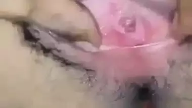 Horny guy licks his GF’s pink pussy in Indian viral porn