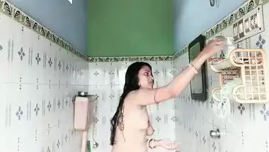Bhabhi bathroom – Solo bathing video