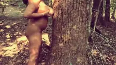 Amateur Indian housewife Mirchi Bhabhi GETTING NAKED , FUCKING AND PEEING in the forest