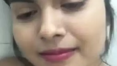 Nice Desi girl with pink lips touches XXX parts in the shower room