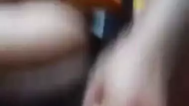 Indian aunty tries not to show face not to be recognized in XXX video