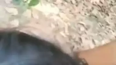 Desi lady sucks her lover’s dick outdoors on the farm