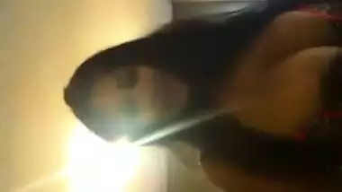 Sexy NRI babe from London records masturbation for Indian bf