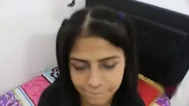 LA EMPLEADA DOMESTICA HINDI ME CHUPA LA VERGA Y SE TRAGA MI LECHE PARA DARLE CELOS A SU NOVIO