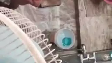 Secret watching this beautiful Desi aunty bathing nude outdoor and singing, Mms video