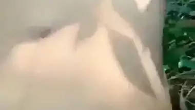 Guy fucks his 18-year-old GF’s pussy in Indian outdoor sex