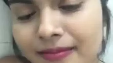 Nice Desi girl with pink lips touches XXX parts in the shower room