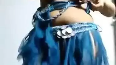 Hot desi girl in a belly dance suit exposes her XXX titties on a sex cam