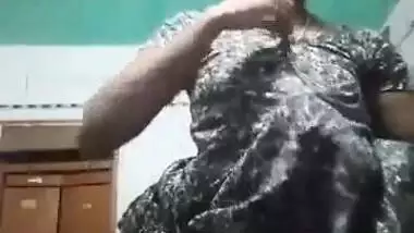 Desi loves XXX striptease and performs it for her sex viewers at home