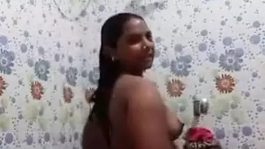 Exclusive- Sexy Desi Bhabhi Record Bathing Selfie For Ex Lover