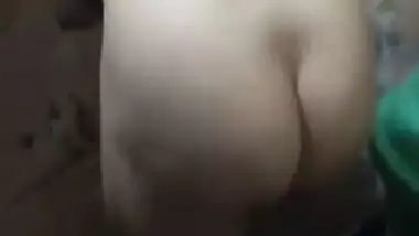 Desi chick washes her teeth but male films XXX movie of her naked ass