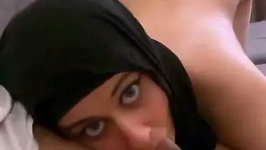 Hijabi Dhaka babe sucks boss’s dick in Bangladeshi sex video
