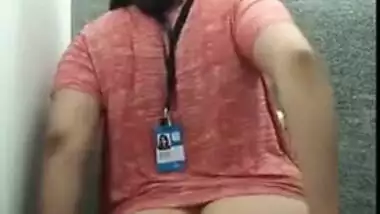 Indian reporter secludes herself in a restroom for porn amusement