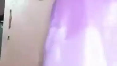 Desi hottie flashes breasts for a moment in amateur XXX solo show