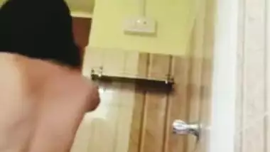Indian nude girl records her bathing MMS for her BF