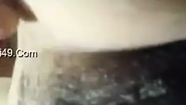 Boobs aren't the only thing that Desi girl will show in solo porn video
