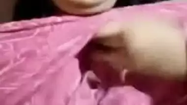 Desi whore flashes XXX-shaped titties covered with red bra close-up