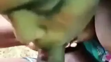 Man catches Desi MILF outdoors and makes her give him a XXX blowjob