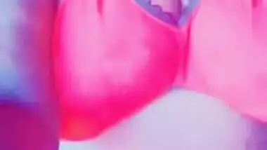 Desi model touches her XXX twins under pink bra and films her slit