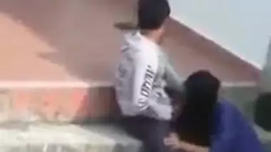 Indian lovers outdoor oral-sex sex MMS movie scene goes viral