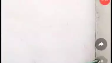 Desi nympho adores washing in the nude in XXX video for MMS watchers