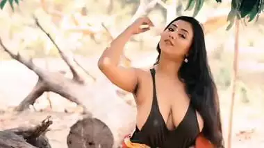 Beautiful busty Indian babe in saree have a sexy XXX photoshoot outdoor